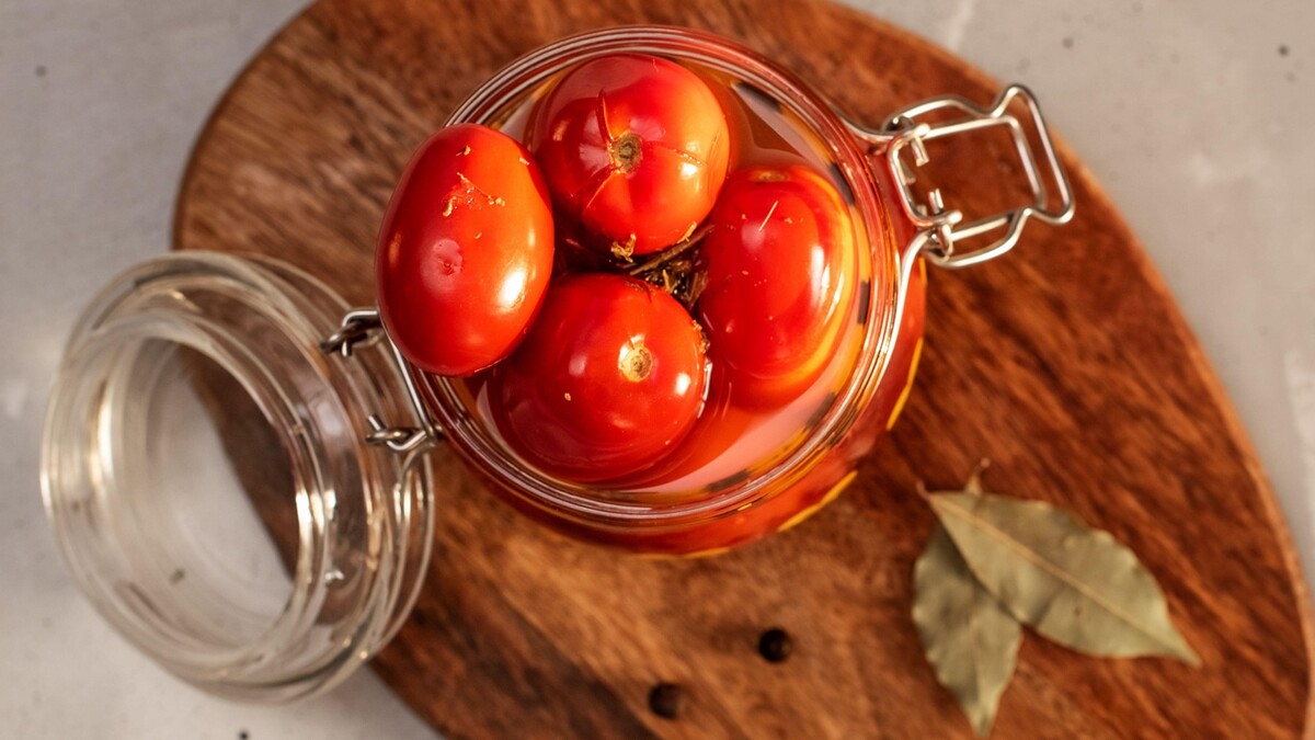Малосольные помидоры будут готовы уже к вечеру: чудо-рецепт с банкой