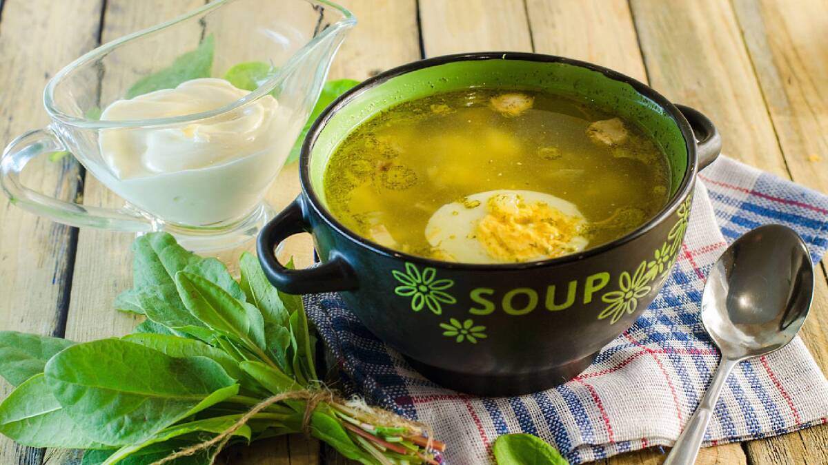 Приготовьте легкий суп с сезонной зеленью: близкие оценят его яркий вкус и аромат