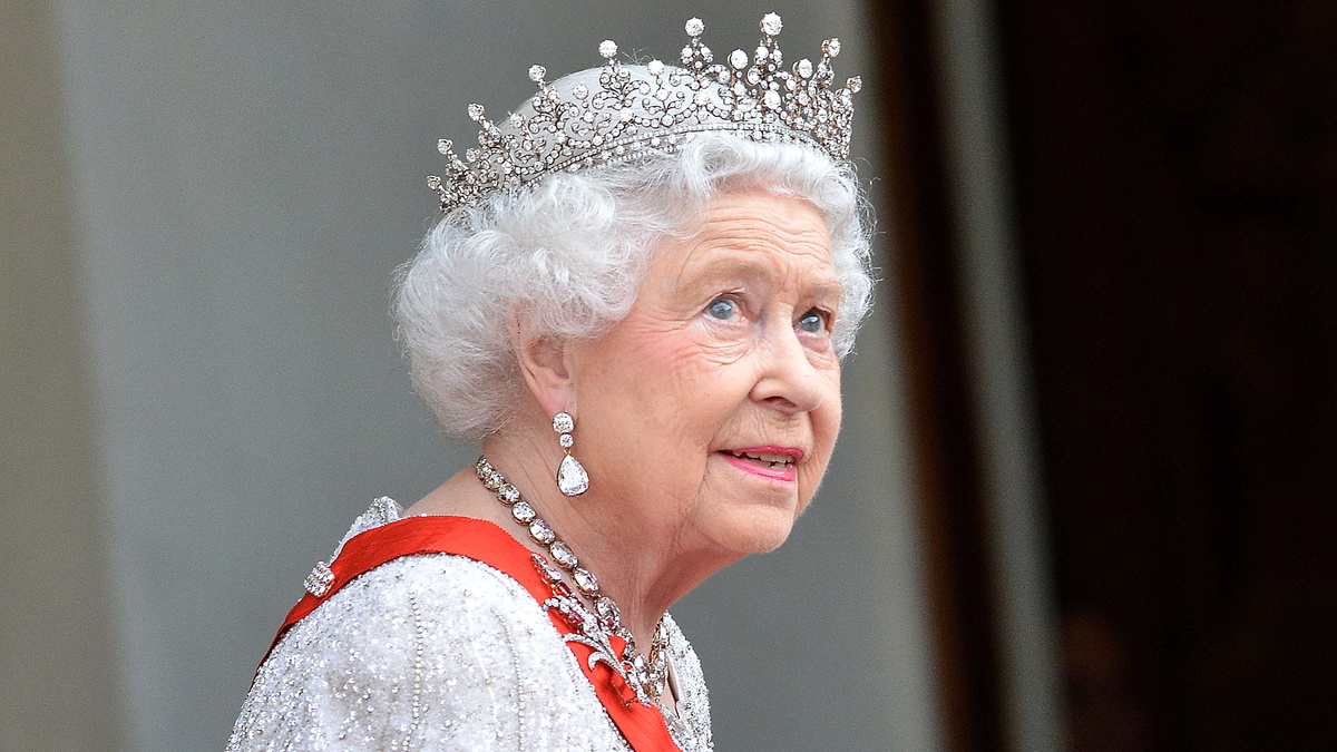 «Чуть менее роскошно»: фотограф вынесла королеве модный приговор 