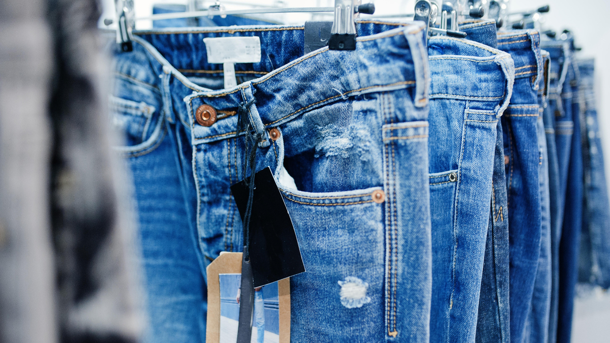 Пять идей: с чем носить модные в этом сезоне широкие джинсы