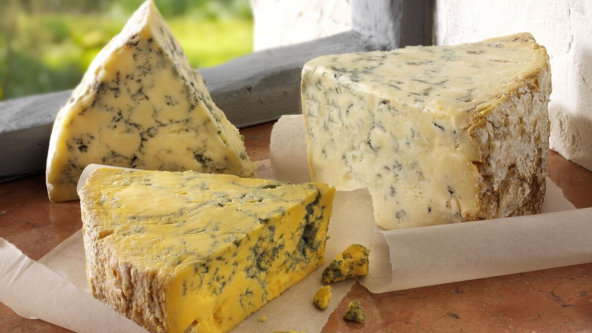 Большинство хозяек хранят сыр неправильно: пленка и полки холодильника под запретом