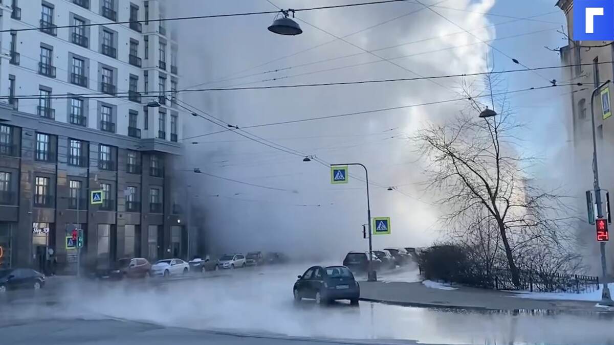 В Петербурге прорвало трубу с горячей водой