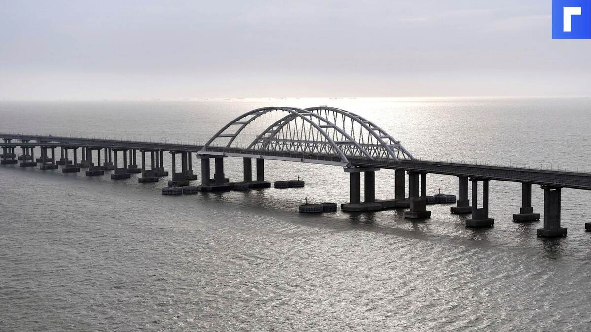 Крымский мост временно закрыли из сильного снегопада и ветра