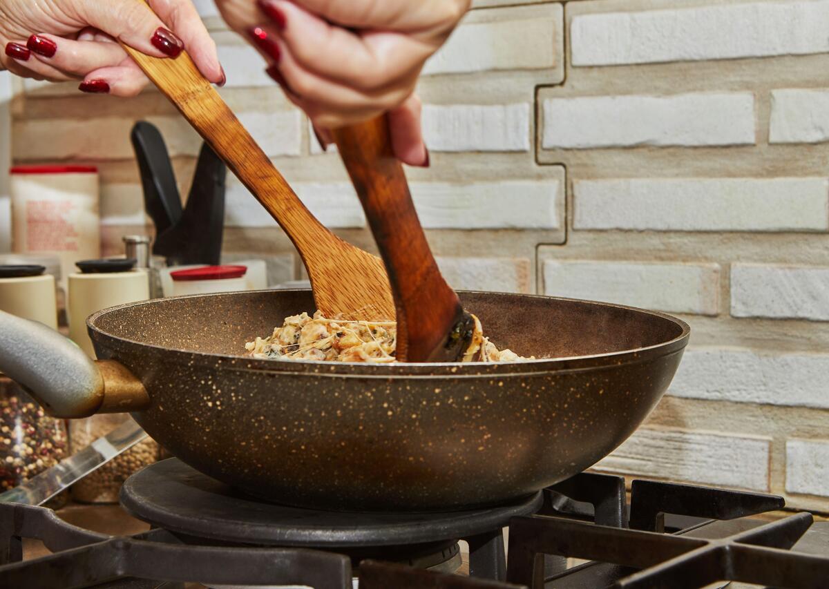 Кухонные лопатки станут как новые: потребуются копеечное средство и 5 минут