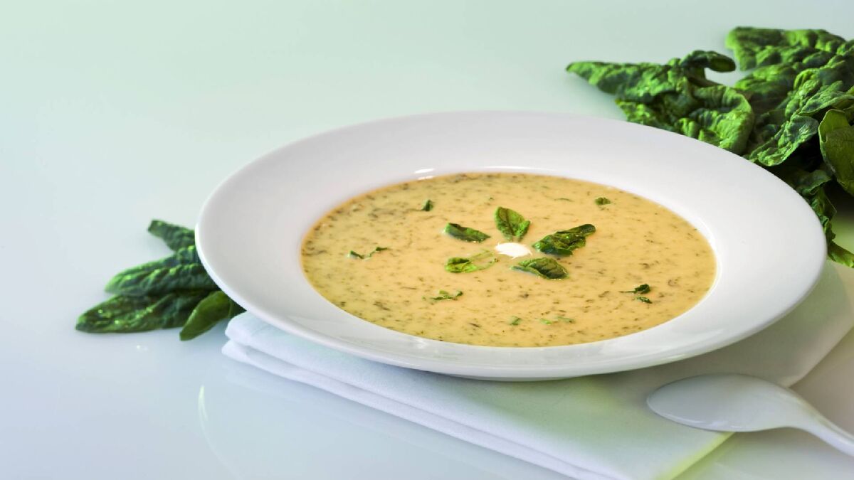 Зелень в супе сохранит яркий цвет и украсит блюдо: шеф-повар поделился хитростью
