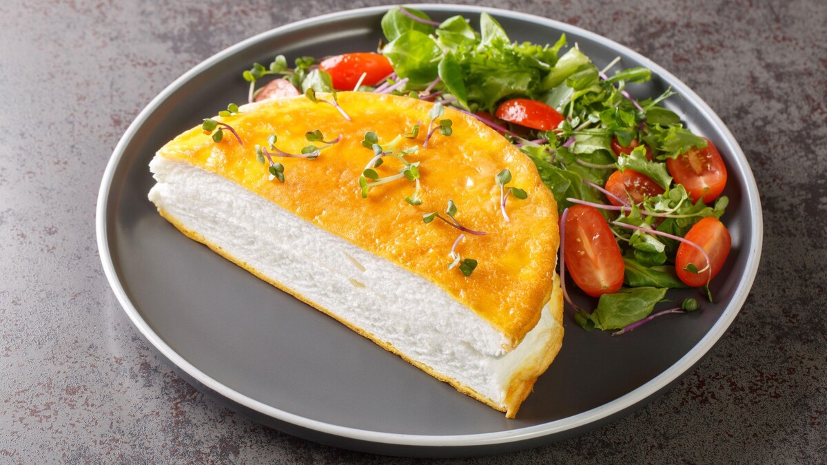 Такой пышный омлет вы еще не готовили: блюдо получится воздушным как облако