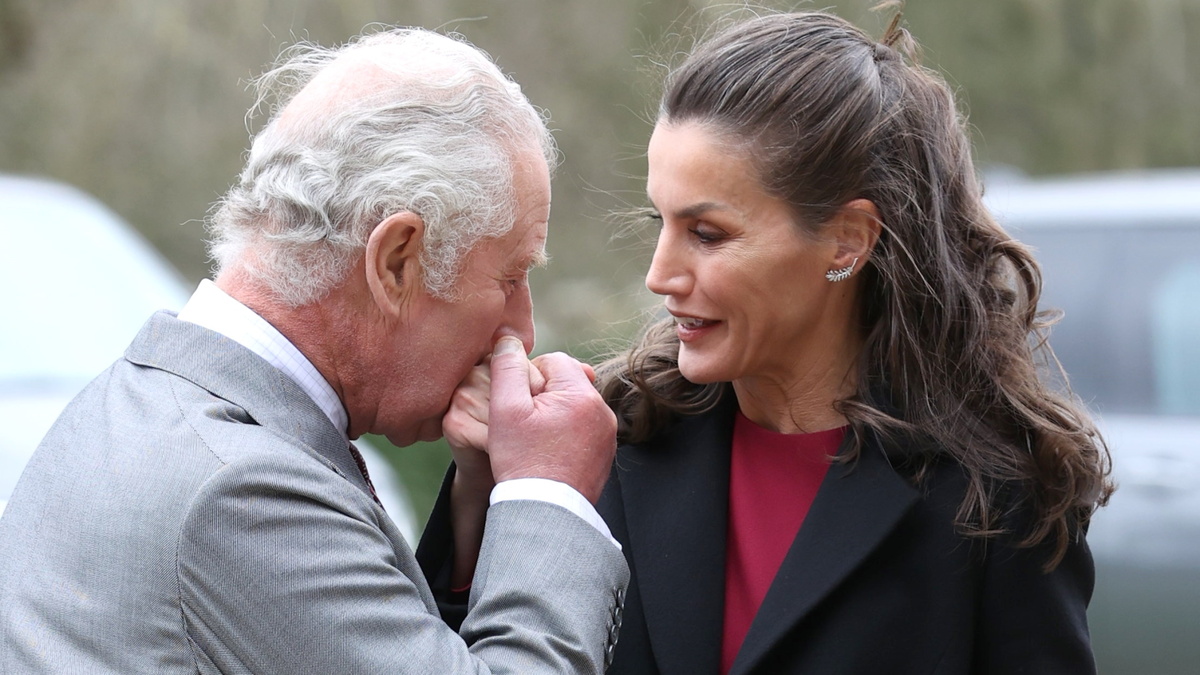 «Времена совсем не те»: 73-летнего принца Чарльза подвели его манеры