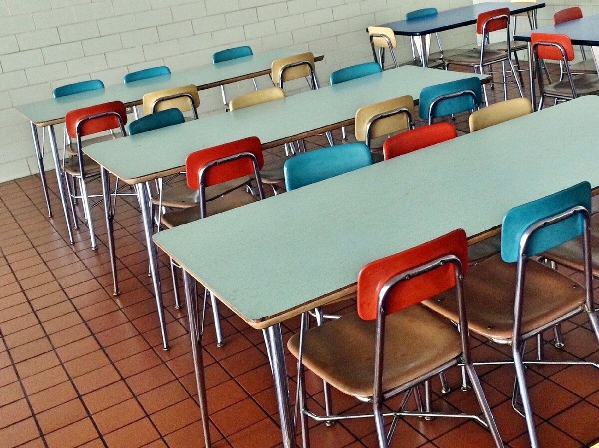 В школьных столовых Колпинского района детям выдают урезанные порции