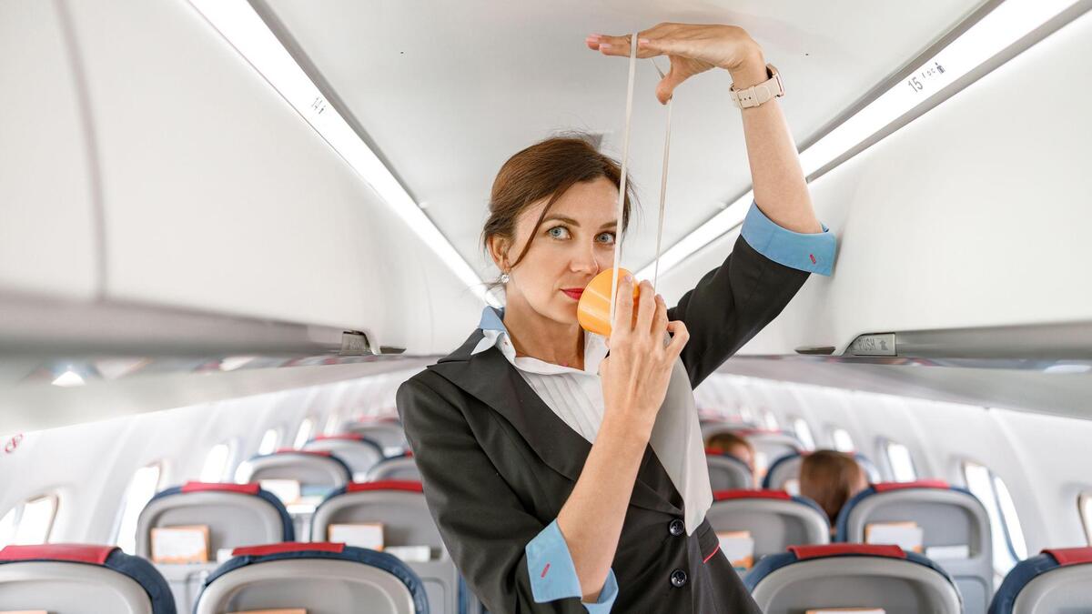 Страшный обман пилотов и стюардесс: почему кислородная маска не спасет вас в самолете