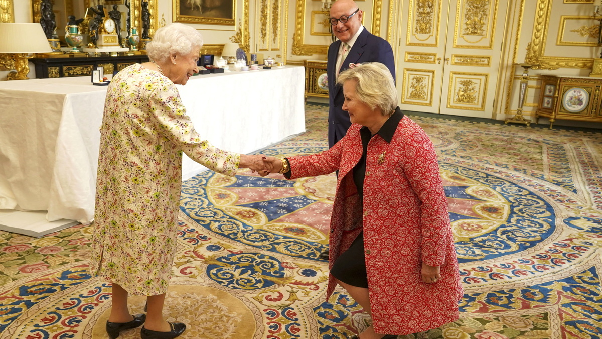 «Вы очень популярны»: как Елизавета II умеет порадовать гостей  