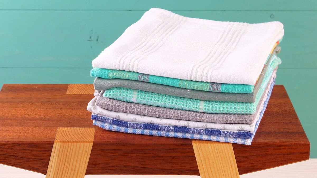 Растворятся даже въевшиеся пятна: как без проблем отстирать кухонные полотенца