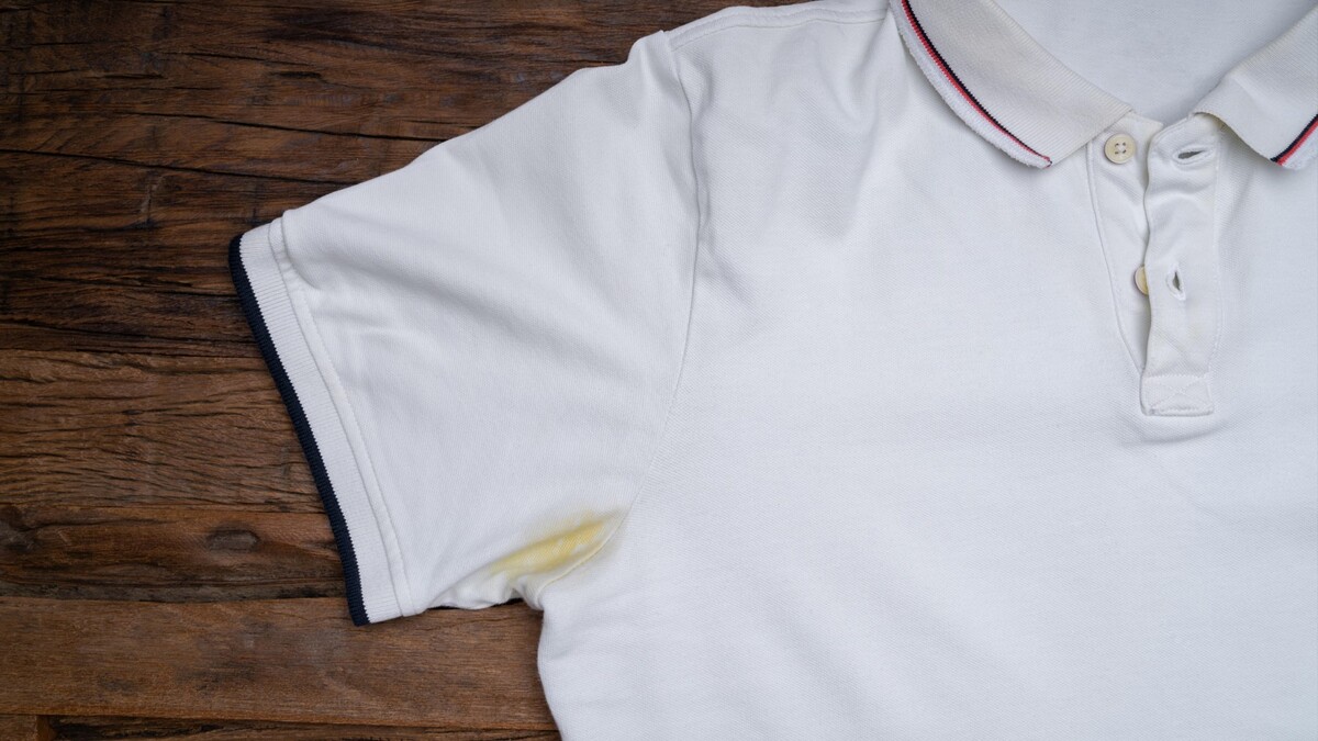 Не выкидывайте любимую белую футболку: пятна пота растворит копеечное средство