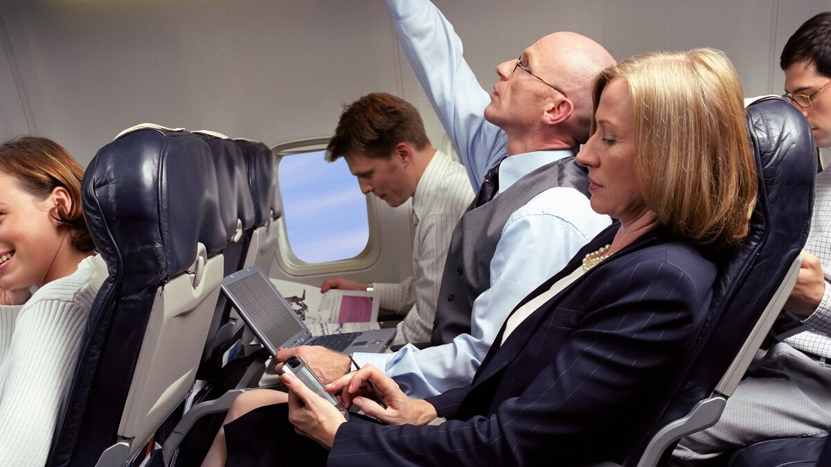 Из унитаза не так опасно: вот почему категорически нельзя пить воду в самолете