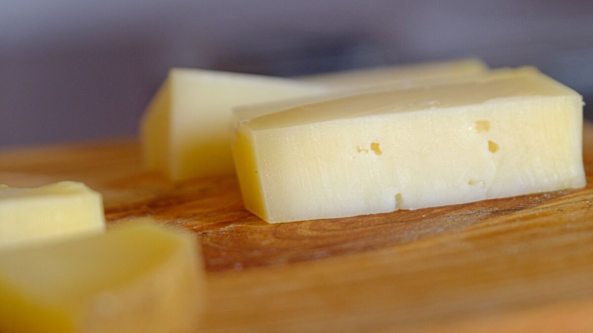 Приготовите твердый сыр своими руками за 10 минут: понадобятся всего 2 продукта