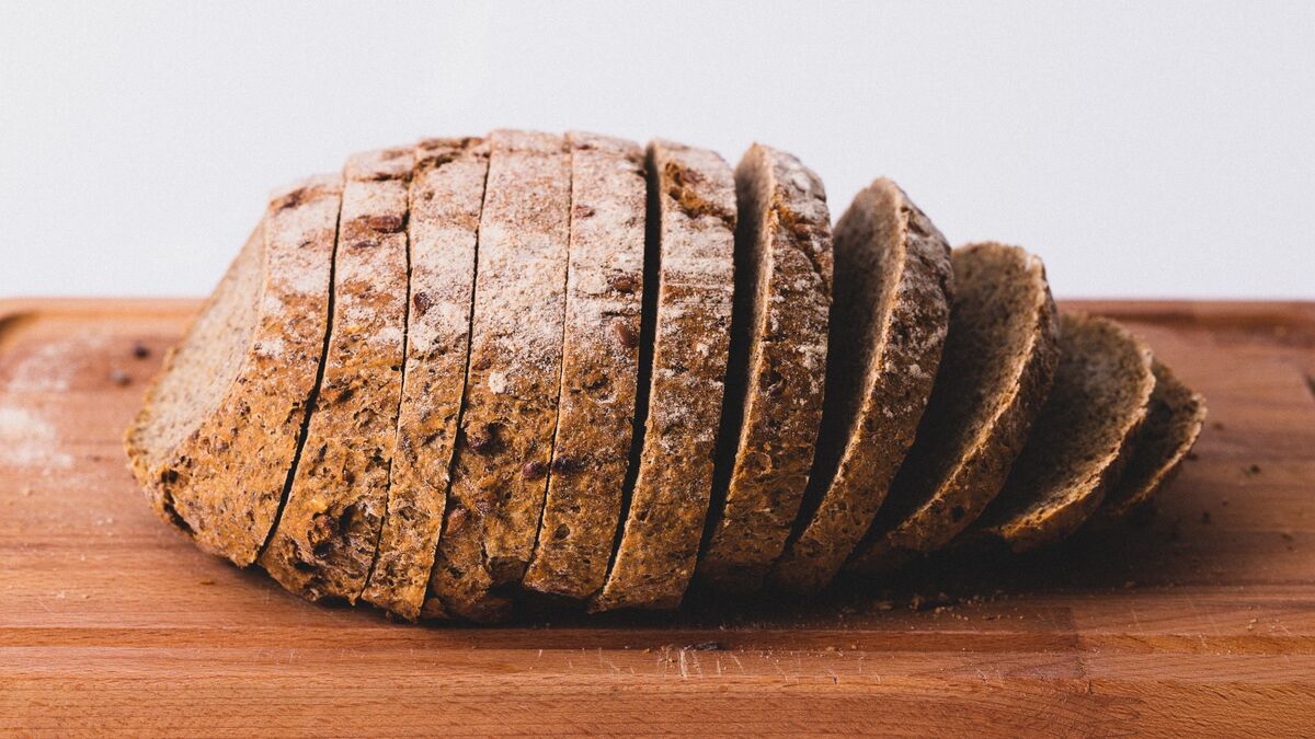 Мудрые хозяйки никогда не выбрасывают черствый хлеб: он незаменим на кухне
