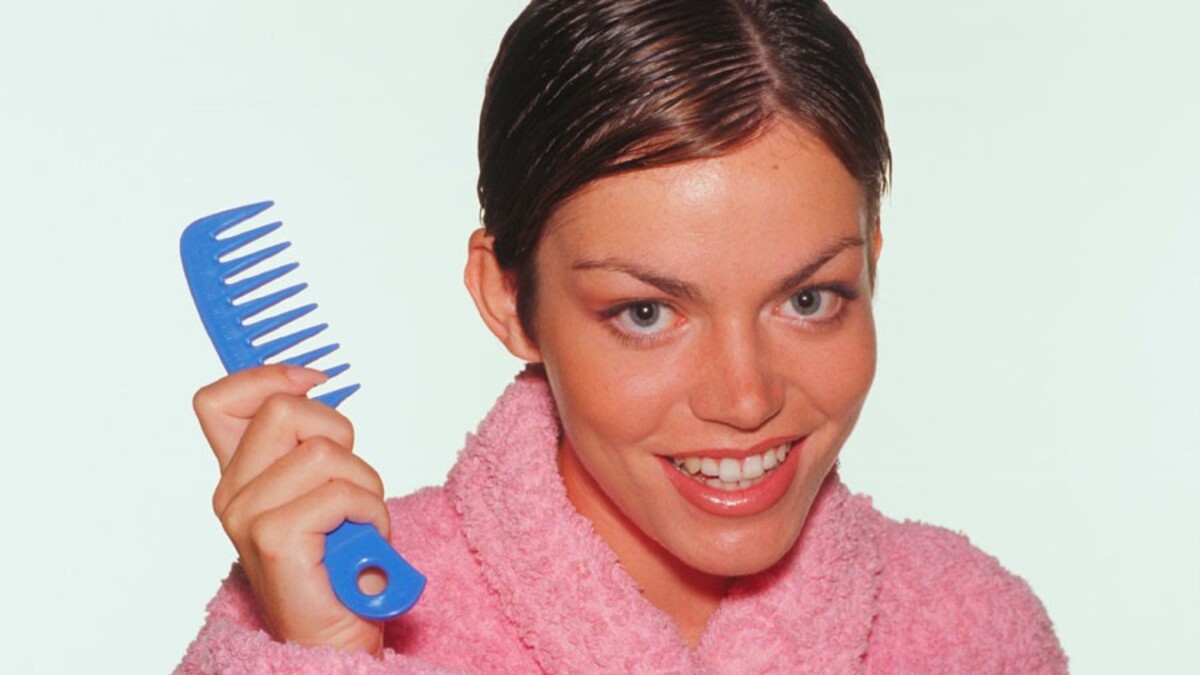 Вы этого не знали: как часто нужно мыть расческу для волос