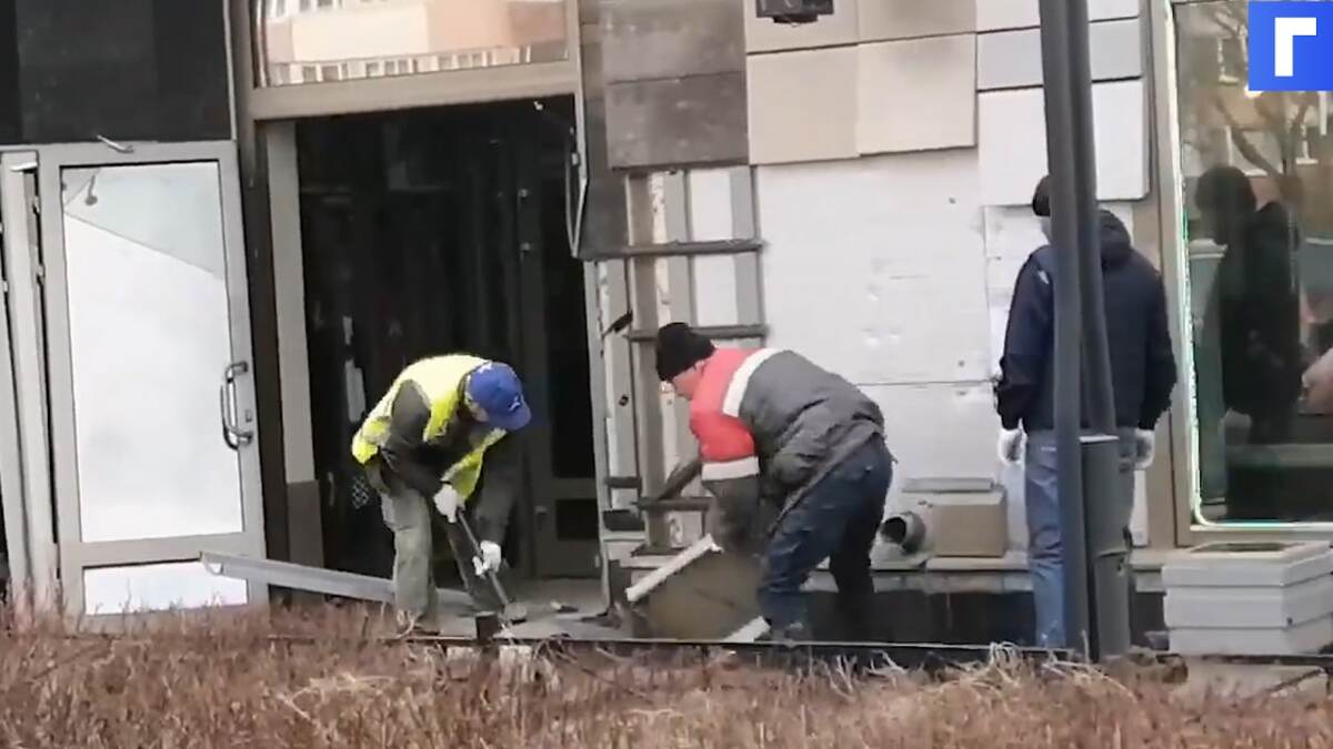 Незаконный торговый павильон снесли на улице Сикейроса в Петербурге