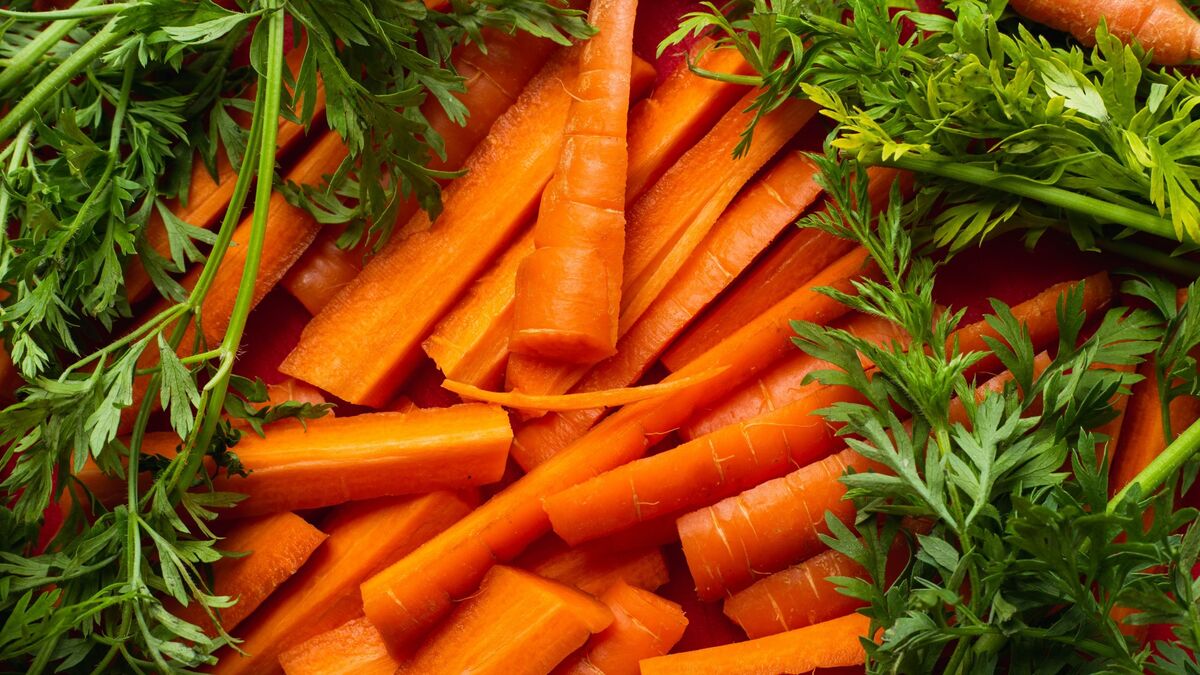 Если осталась лишняя: почищенная морковь не зачахнет, если хранить ее так