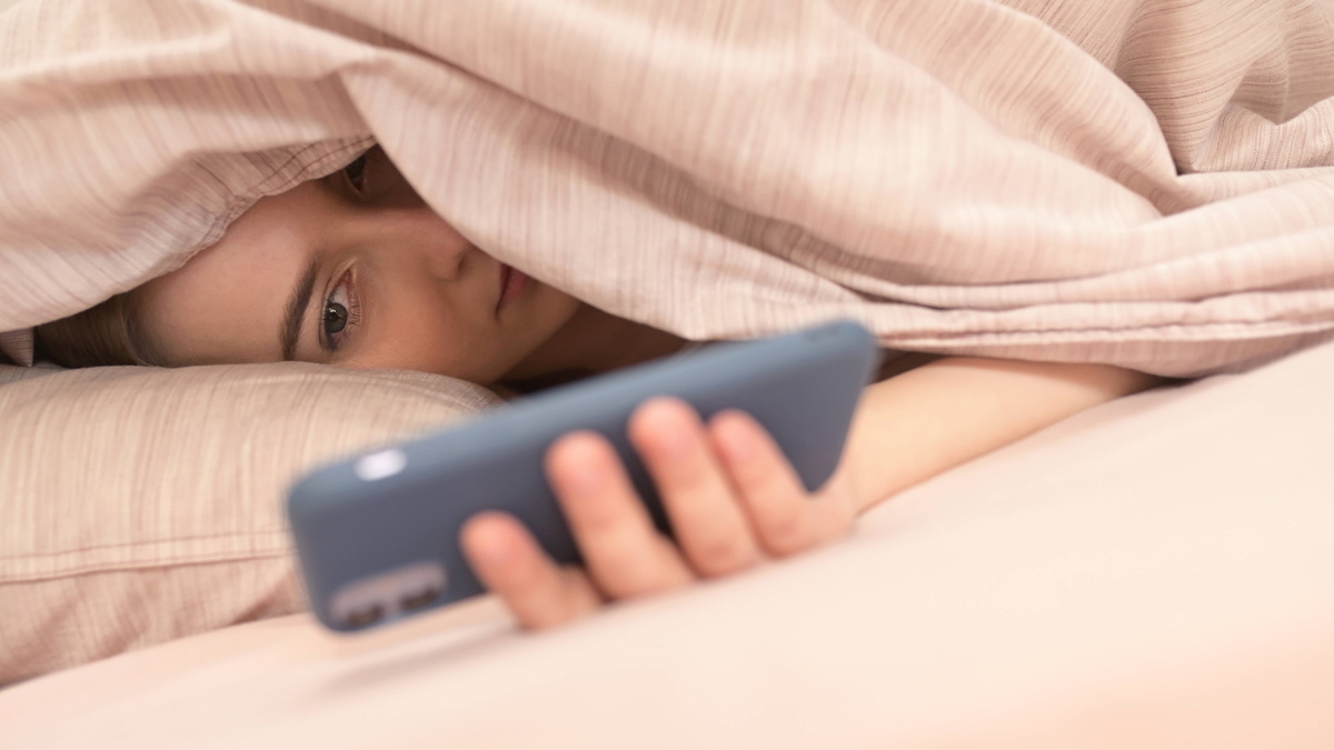 Врач-сомнолог рекомендует оставлять телефоны за порогом спальни