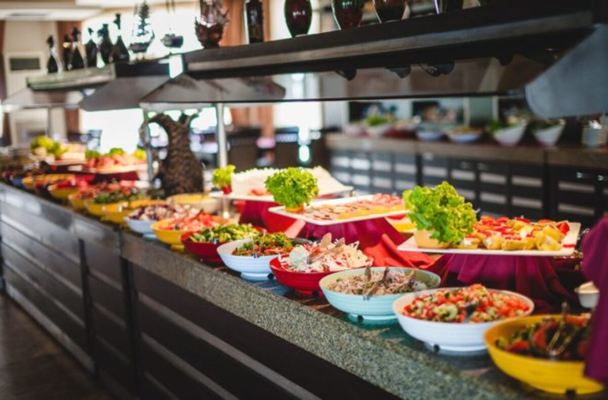Шведские столы могут привить петербуржским школьникам любовь к здоровому питанию