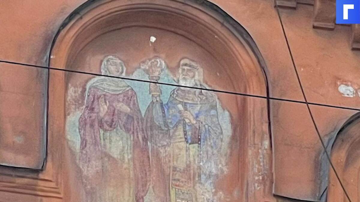 На Васильевском острове под слоем краски нашли столетнюю мозаику