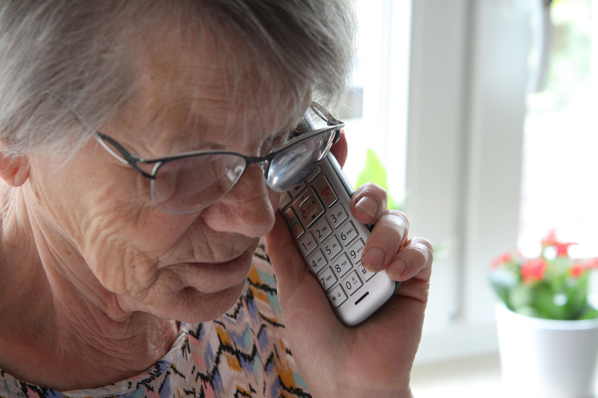 Мотайте на ус: пенсионерка придумала способ проучить телефонных мошенников 