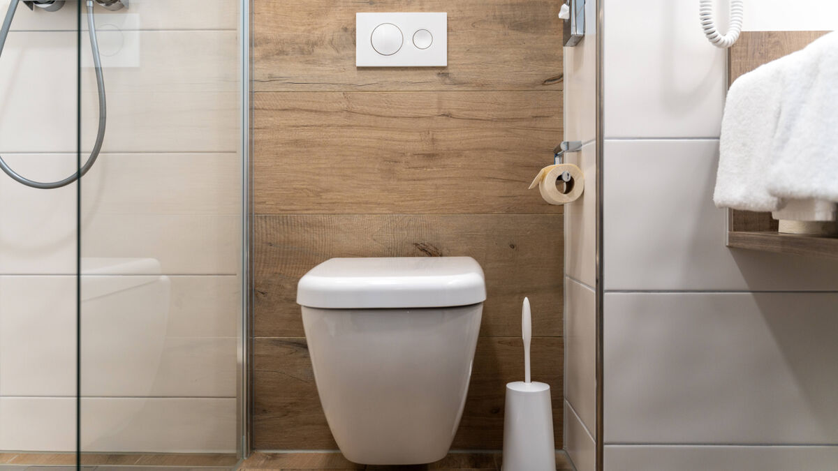 Из бачка унитаза ручьем течет: сантехник объяснил, какой детали нужна ...