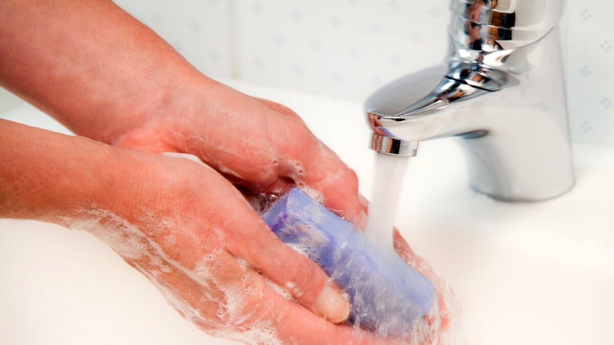 Мытье жесткой водой. Мытье рук перед едой. Помыть над проточной водой. Мыло в жесткой воде. Вымыть руки в проточной воде картинка.