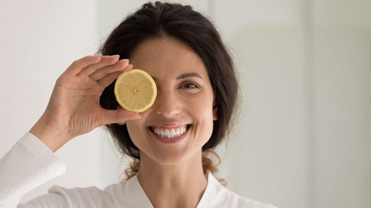 Можно ли протирать лицо долькой лимона: врач поставила точку в ...