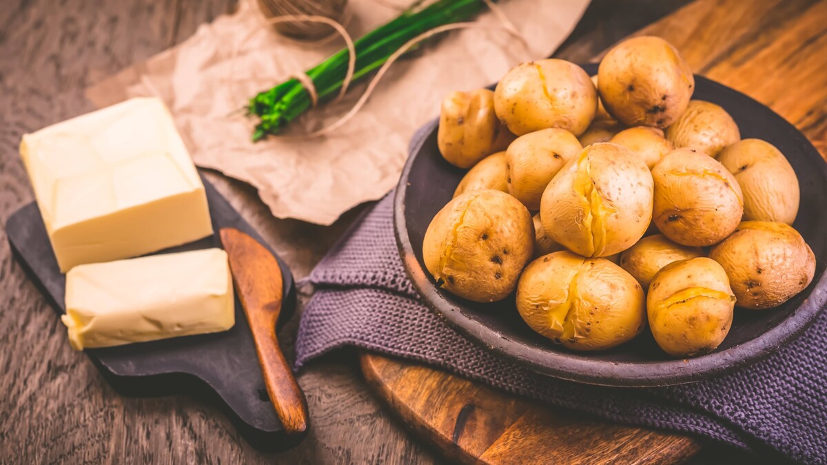 Как почистить молодой картофель. Отварная картошка. картофель очищенный. картофель поварской. вареная картошка в мундире.