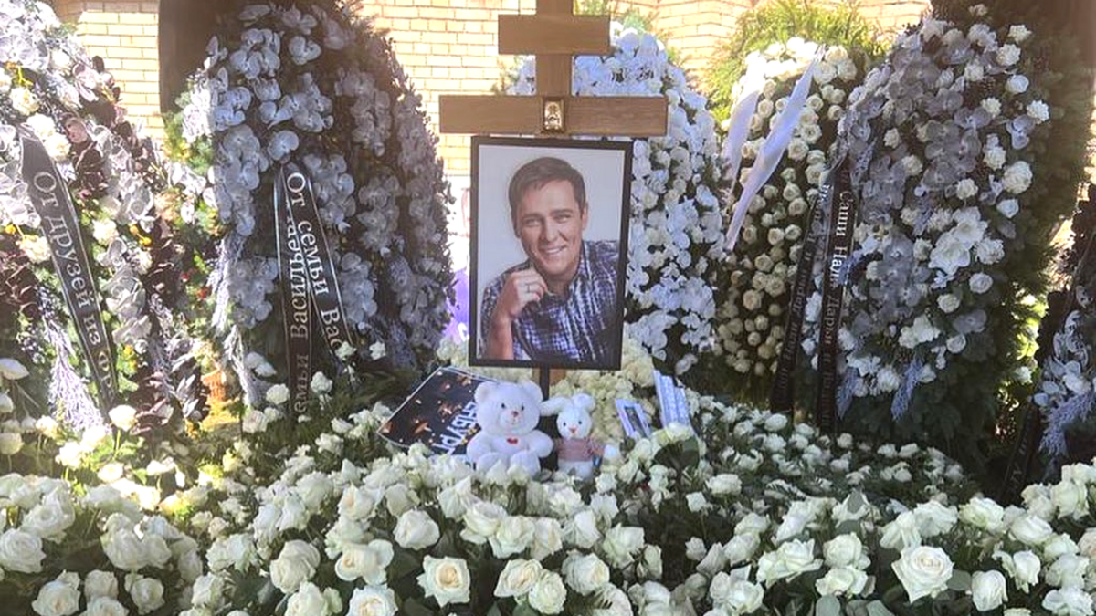 Шатунов могила сейчас. Могила Юрия Шатунова на Троекуровском. Могила Юрия Шатунова на Троекуровском кладбище.