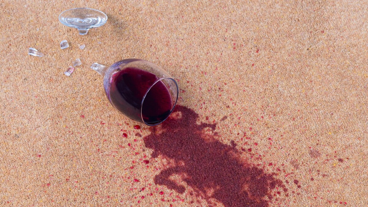 Вино на скатерти. К чему разбить вино. Разбивающийся бокал. К чему разбить вино. К чему разбить вино.