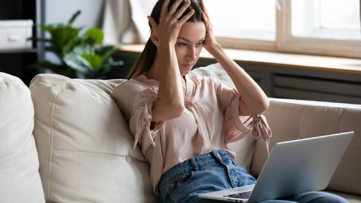 расслабление. с ноутбуком на пляже. остаться без отдыха. остаться без отдыха. отдых без забот картинки.