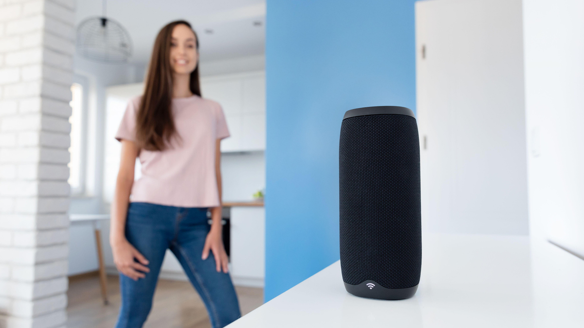 Умный робот пылесос с алисой. Колонки умные корейские. Умная колонка и умный пылесос. Яндекс алиса умная колонка. Робот пылесос с голосовым управлением.