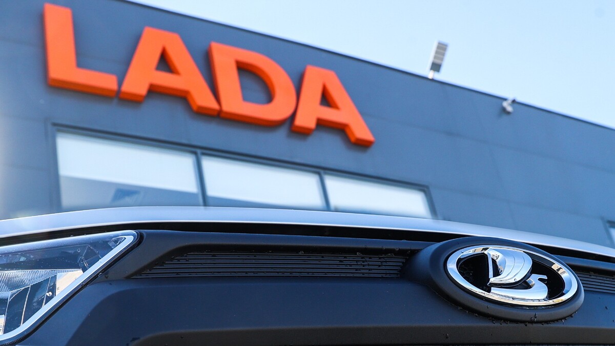 «Двухэтажные» фары и граненый бампер: каким будет кроссовер LADA