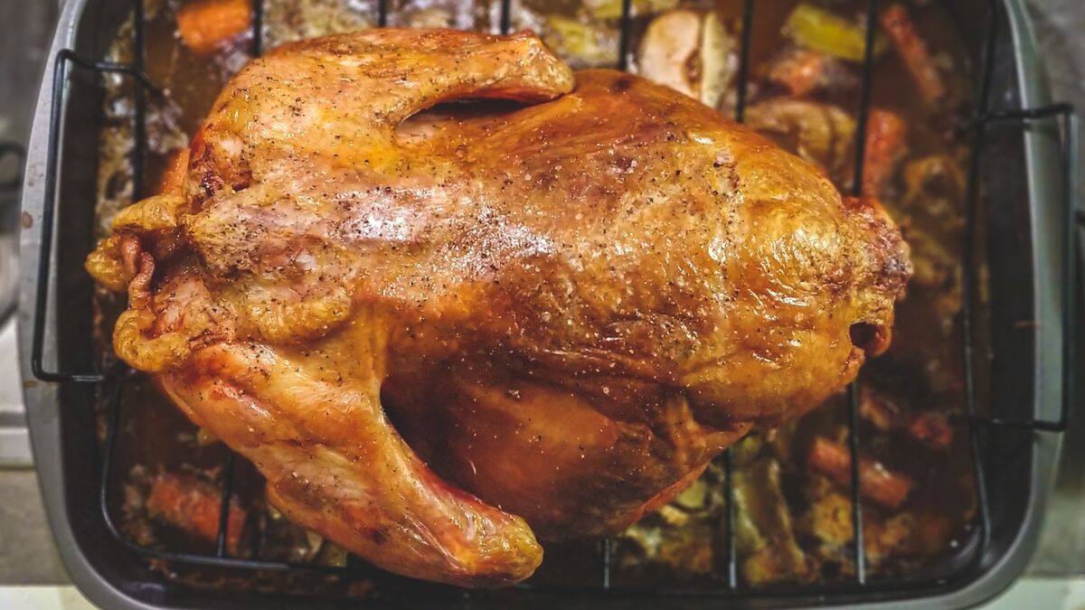 курочка приготовленная. запечённый цыплёнок с розмарином. курица с золотистой корочкой. курица с золотистой корочкой. курочка в духовке с хрустящей корочкой.