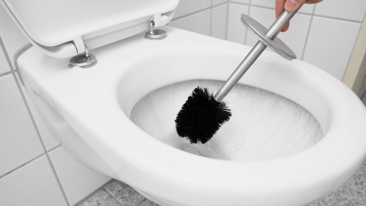 Девочка садится на ершик в ванне