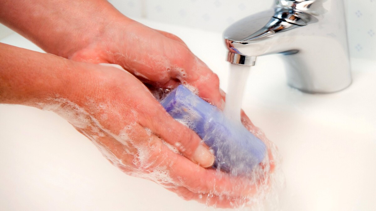 Мытье рук перед едой. Помыть над проточной водой. Мыло в жесткой воде. Вымыть руки в проточной воде картинка.
