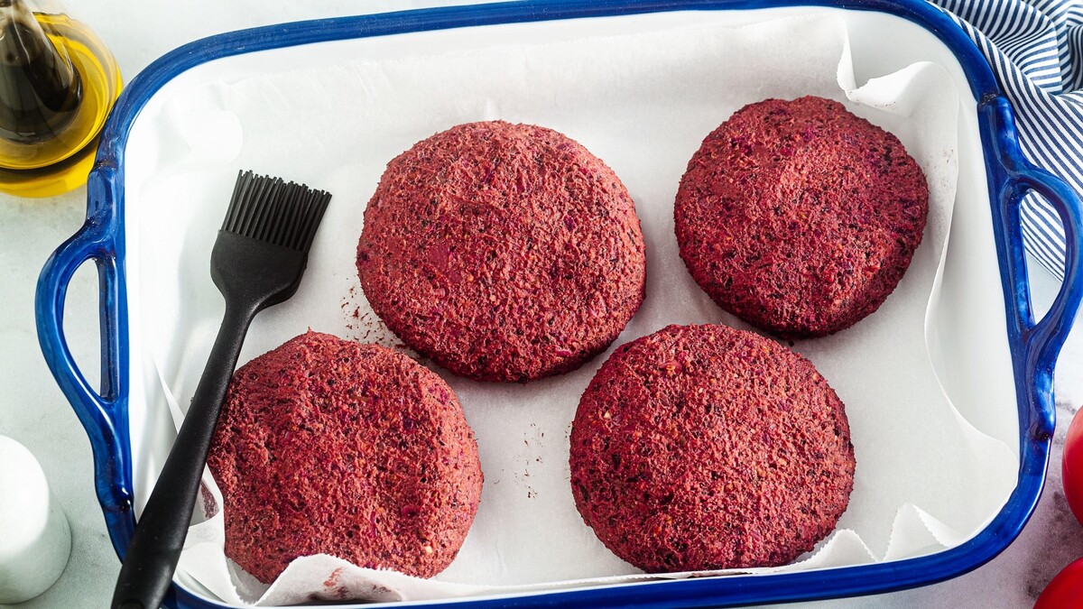 Without meat. Котлеты свекольные с творогом. Бутерброд свекла котлета. Котлетки свекольные с/м вес.. Как жарить свекольные котлеты замороженные.