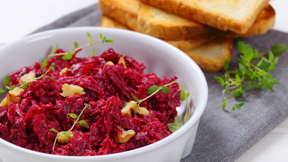 Семья голодной не останется: салат из свеклы, который съедят за минуту ...