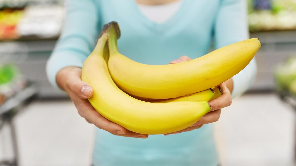 Сколько весит банан без кожуры в среднем. Кожура банана. Блюда из бананов. Банан на море. Не спешите выбрасывать банановую кожуру.