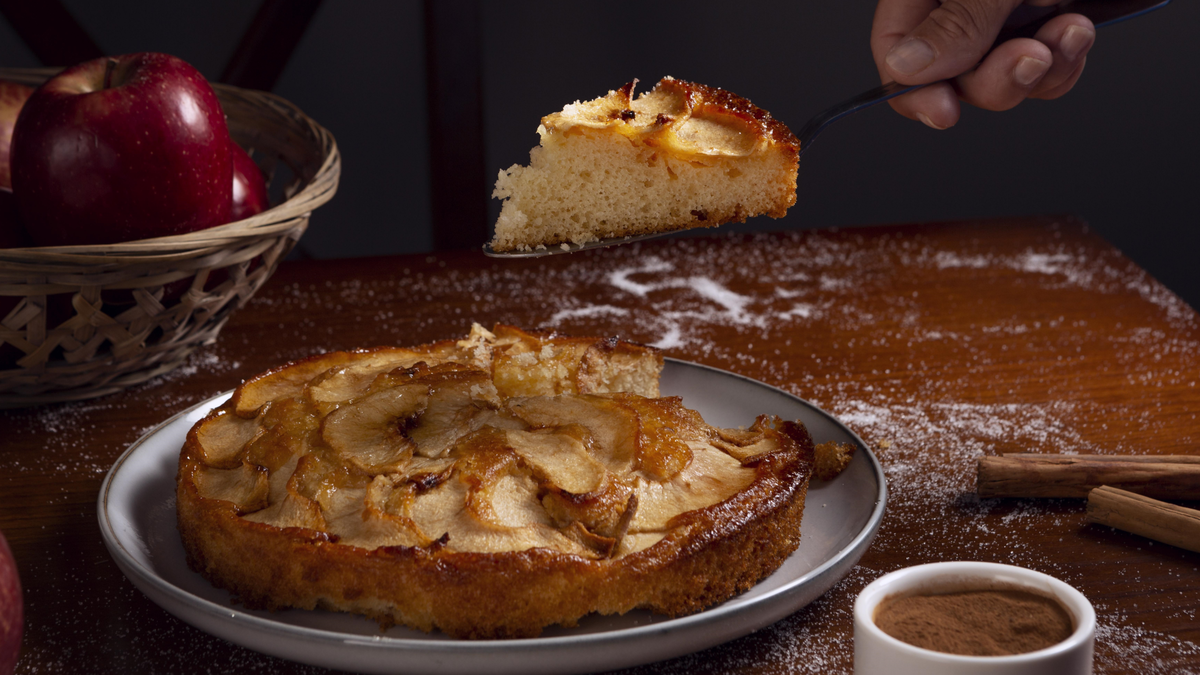 Шарлотка пышная с яблоками в духовке
