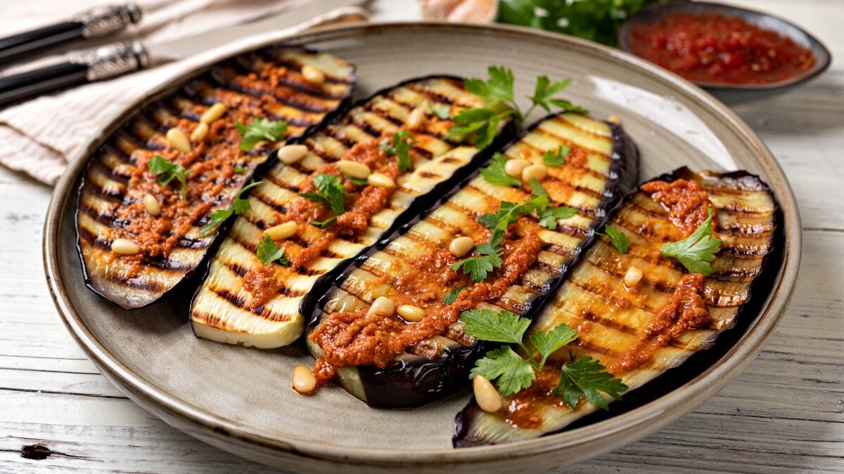 баклажаны с ореховым соусом. печеные баклажаны. баклажаны под соусом. баклажаны под соусом. печеный баклажан с ореховым соусом.