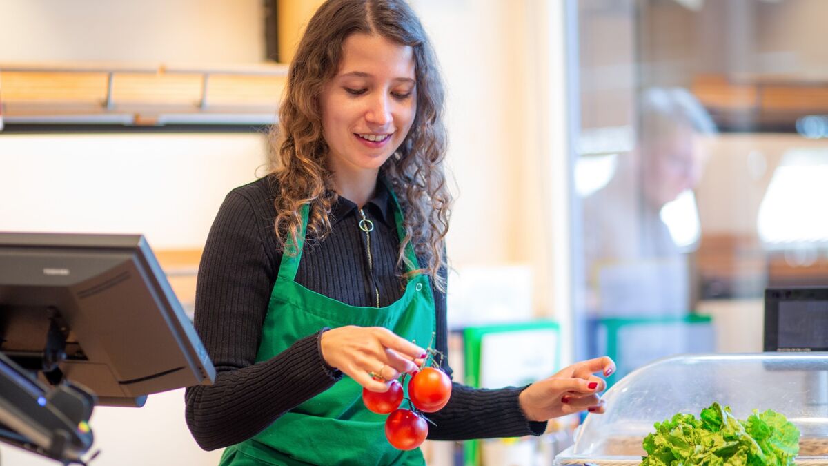 Cashier scanning products. продавец кассир. кассовый аппарат в пятерочке. корзина пятерочка. покупатель в магазине на кассе.