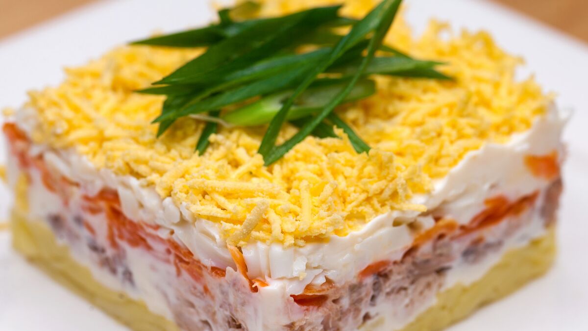 Салат сырный принц. Рецепты салатов с сыром Гауда. Мимоза с маслом и морковью