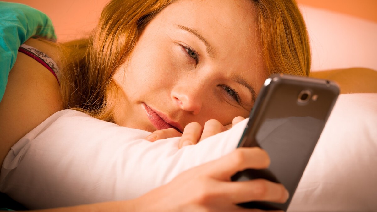 злая женщина. мама уткнувшаяся в смартфон. ревнивый человек. жена отключает телефон. девушка слушает беспроводные наушники.