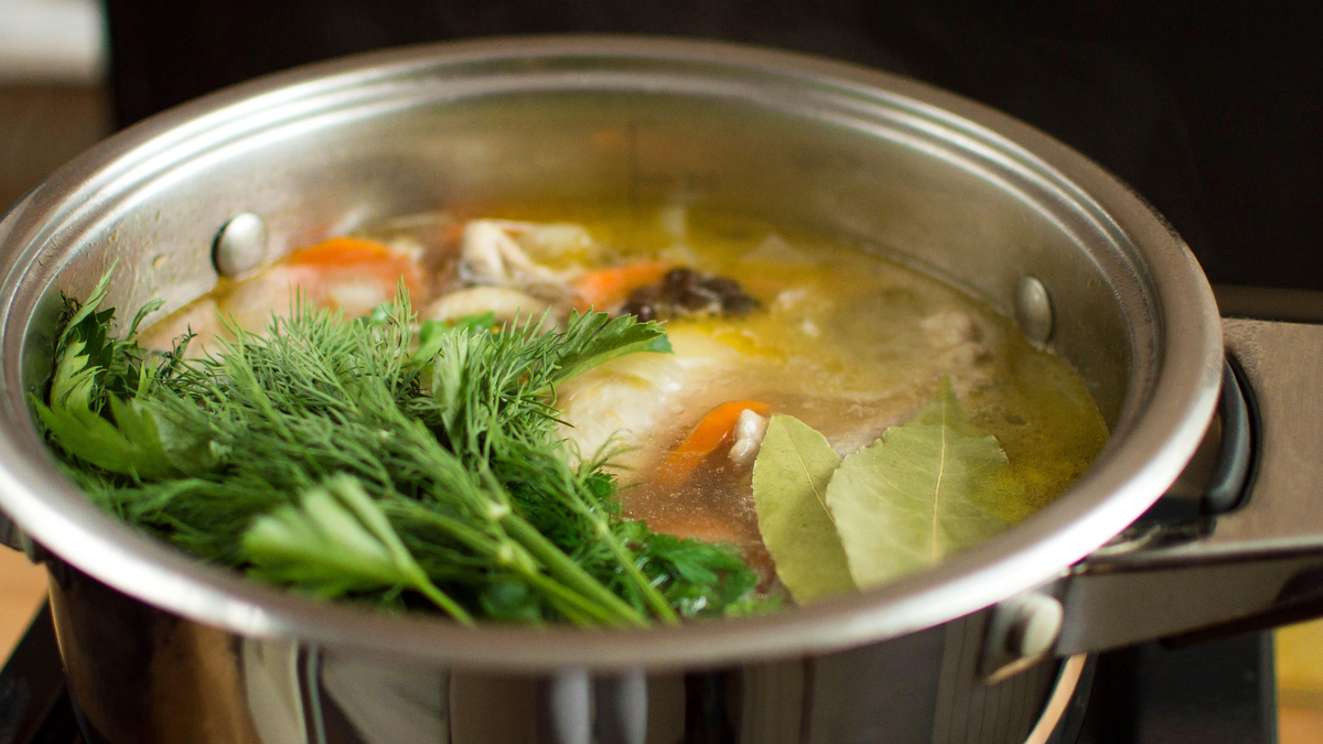 Сколько нужно варить бульон. Её добавляют в суп. Бульон из курицы рецепт. Прозрачный суп процеживания. Надрезать луковицу для бульона.