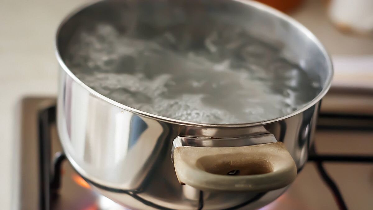 пятна на нержавейке. чёрные точки на дне кастрюли из нержавейки. пятна на нержавейке. пятна на нержавеющей посуде. пятна на нержавеющей кастрюле.