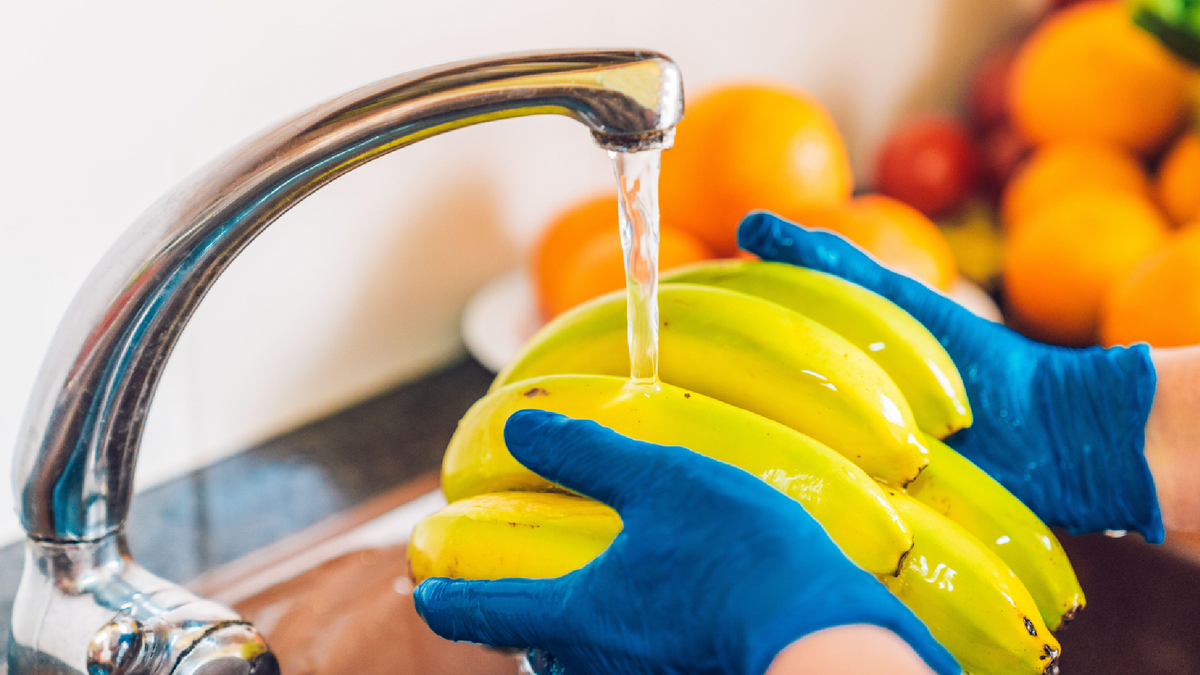 нужно ли мыть бананы. фрукты под краном. лайфхаки с банановой кожурой для растений. надо ли мыть бананы перед едой. помыть банан.