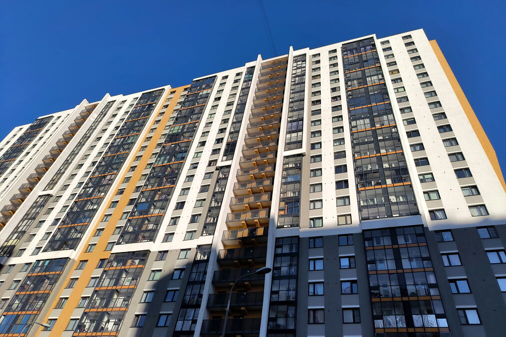 6419 квартир, 10 тысяч соседей: почему жить в «гигантском человейнике» Петербурга — не для слабонервных